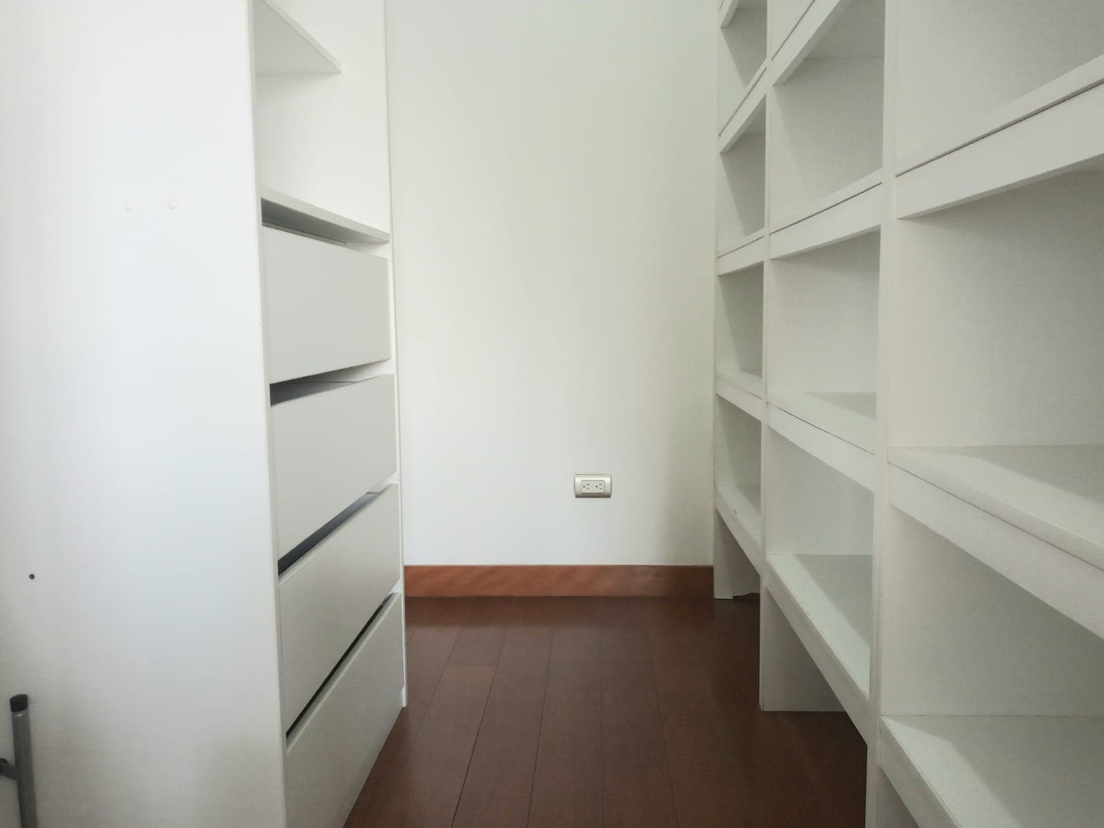 SE vende comodo y espacioso departamento en la centrica av salaverry san isidro — foto 6