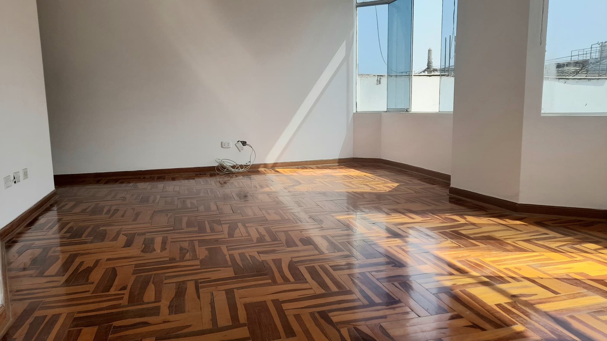 Ocasion con Cochera! Venta de Dpto. Muy Iluminado y Ventilado en La Molina — foto 1