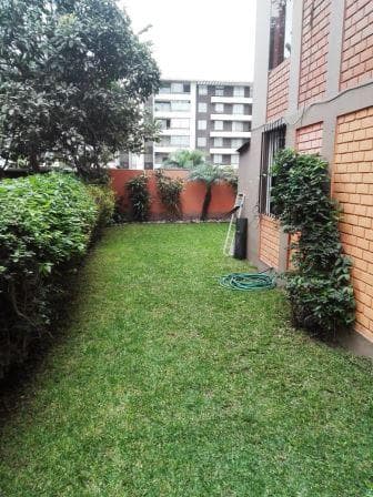 Vendo Precioso Dpto 84 m2 + Jardin 1er Piso X Av Casuarinas con Tomasal Surco — foto 2
