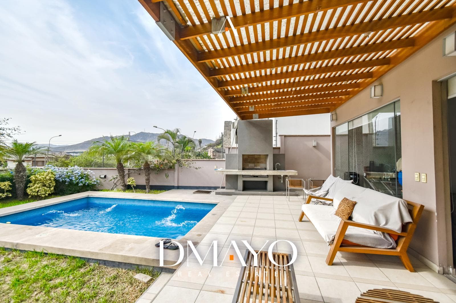 OCASION:  Venta Casa esquina 559.60 m2 Independiente y  con piscina-Rinconada del Lago II La Molina — foto 1