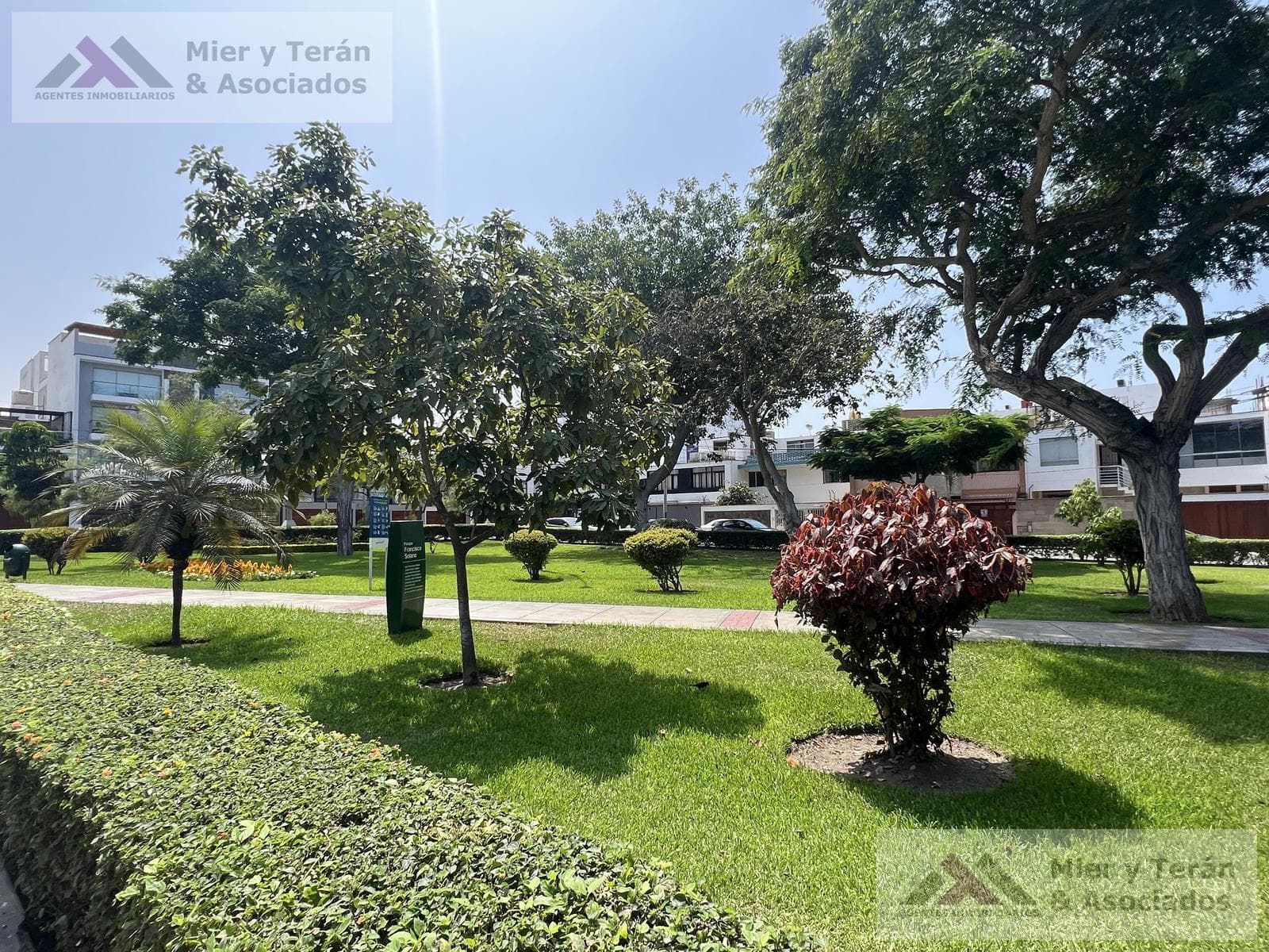 VENTA CASA EN MIRAFLORES FRENTE A PARQUE (609-1122-1)