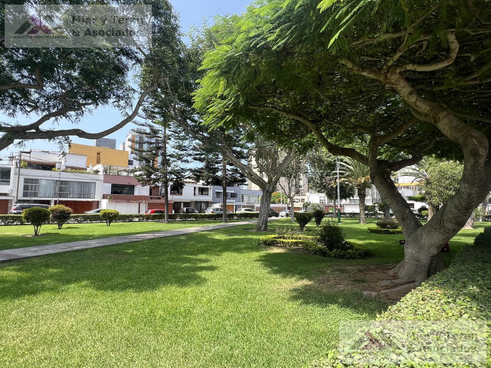 VENTA CASA EN MIRAFLORES FRENTE A PARQUE (609-1122-1) — foto 1