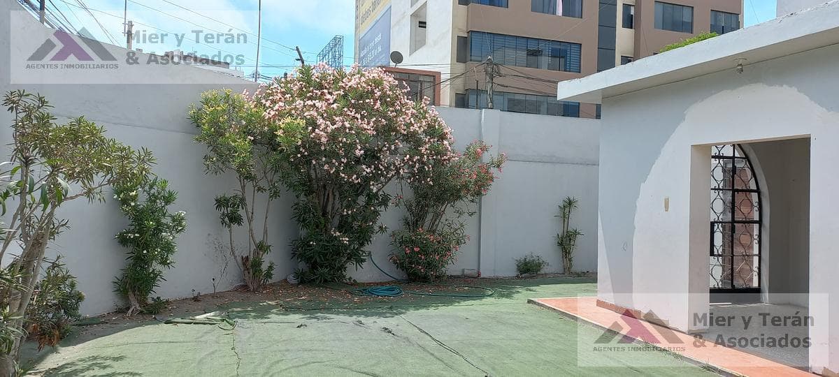 VENTA DE CASA COMO TERRENO CERCA A PARQUES EN SURCO LIMITE MIRAFLORES (609-848-1)