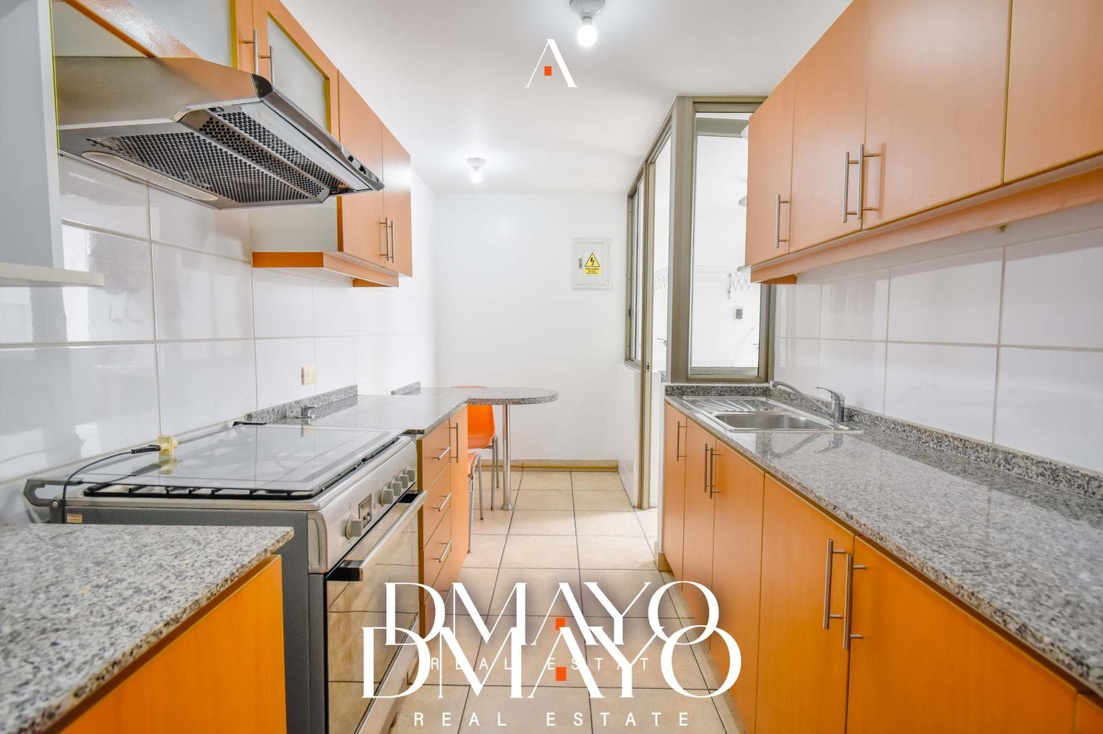 Amplio departamento de 120m2 en venta con 2 dormitorios, sala TV/escritorio y 2 estac. en San Isidro — foto 2
