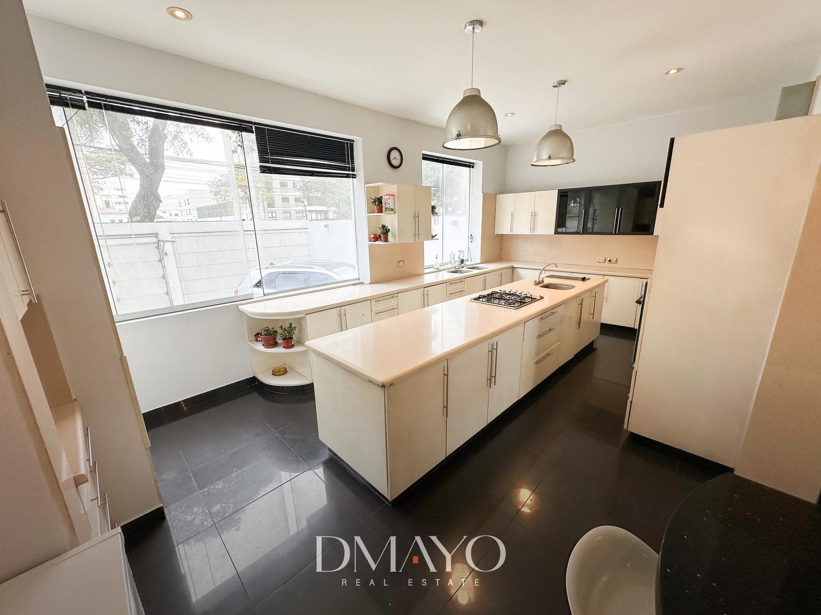 VENTA DE EXCLUSIVO DEPARTAMENTO EN PRIMER PISO CON JARDIN Y  PISCINA URB. ORRANTIA - SAN ISIDRO — foto 2