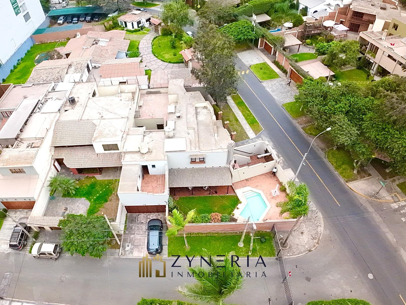 Casa como Terreno en esquina en Surco | Negociable | 460 m² | 3 pisos | Proyecto Multifamiliar — foto 2