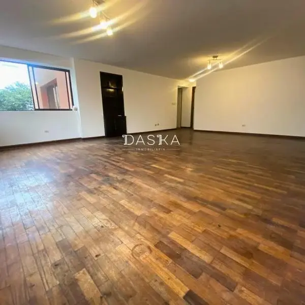 OCASIN Departamento de  m con Cochera con Excelente Vista A PASOS DEL PQ KENNEDY — foto 5