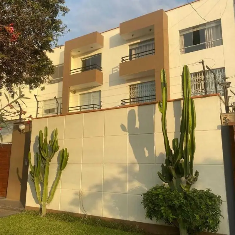 Vendo departamento tres dormitorios servicio completo una cochera Monterrico — foto 6