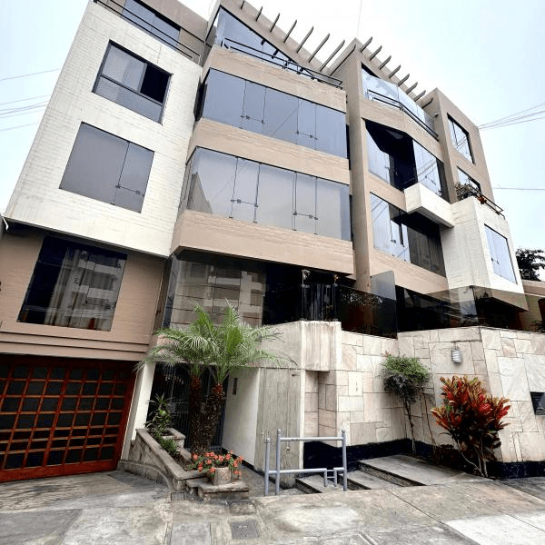 VENDO HERMOSO DUPLEX EN MAGDALENA LIMITE CON SAN ISIDRO FRENTE A LIMA CRICKET