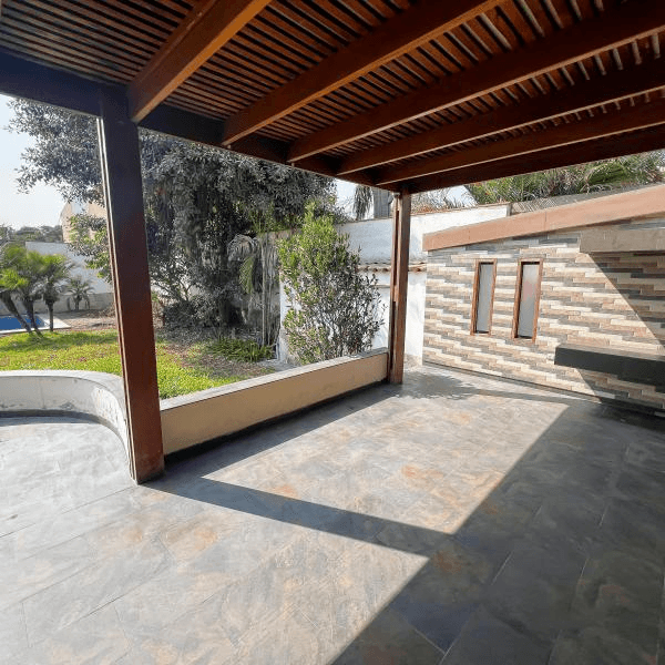 SE VENDE CASA CON PISCINA A PRECIO DE TERRENO EN LA MOLINA