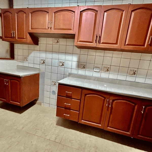VENDO EL PRIMER PISO DE UNA CASA FRENTE AL PARQUE POR LA CASTELLANA SURCO