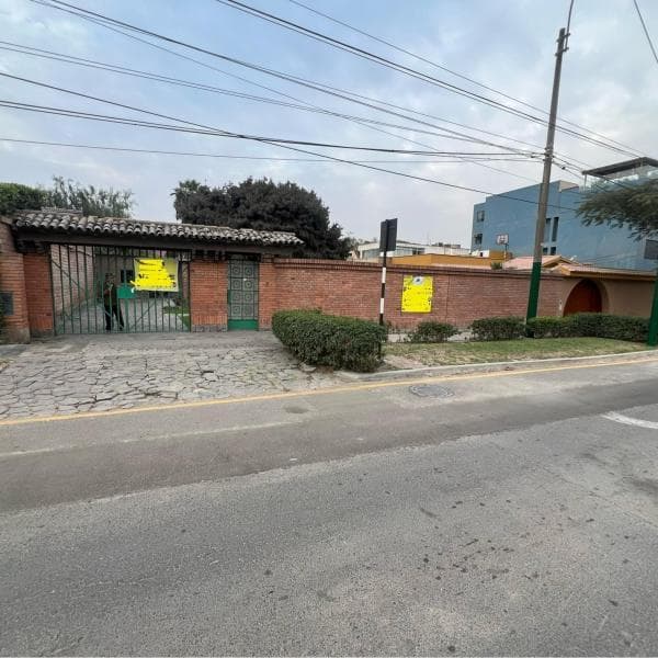 OCASION VENTA DE TERRENO DE m EN AV RAUL FERRERO CUADRA LA MOLINA