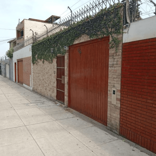 CASA EN VENTA COMO TERRENO AV LA MOLINA