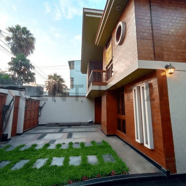 VENTA DE HERMOSA CASA EN LA MOLINA FRENTE A PARQUE