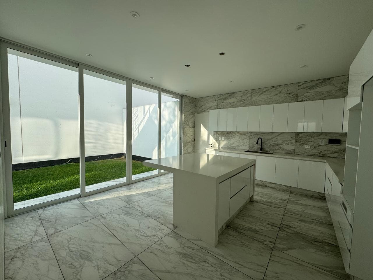 Venta CASA ESTRENO 307.57 EN EL SOL DE LA MOLINA II ETAPA.