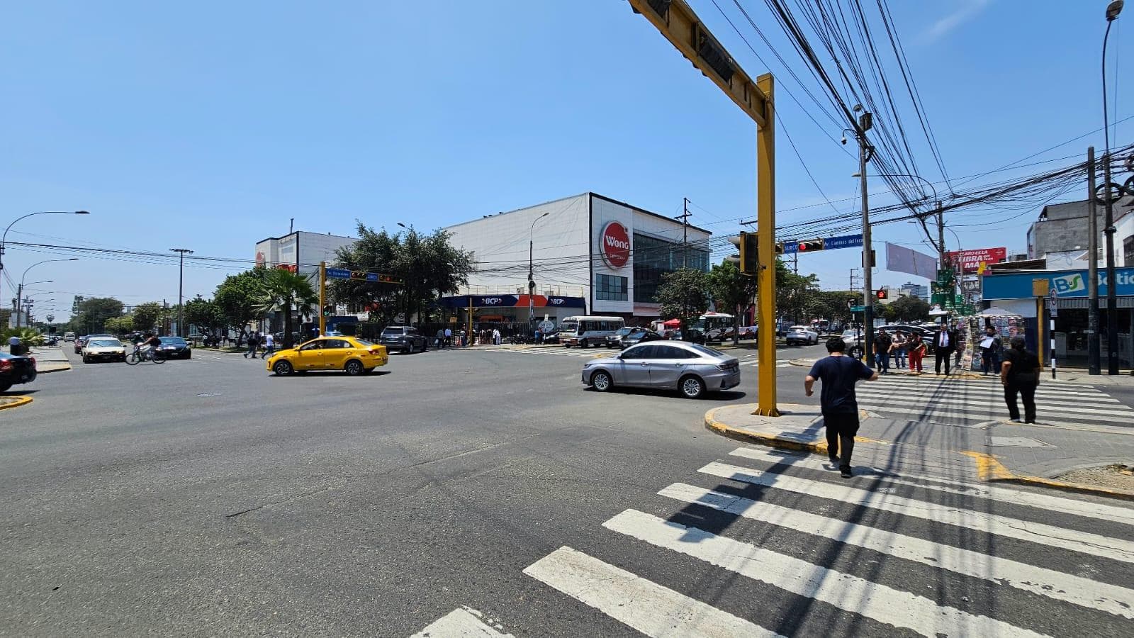 Centro comercial en Venta - Surco - 5 locales - Parque de la Amistad