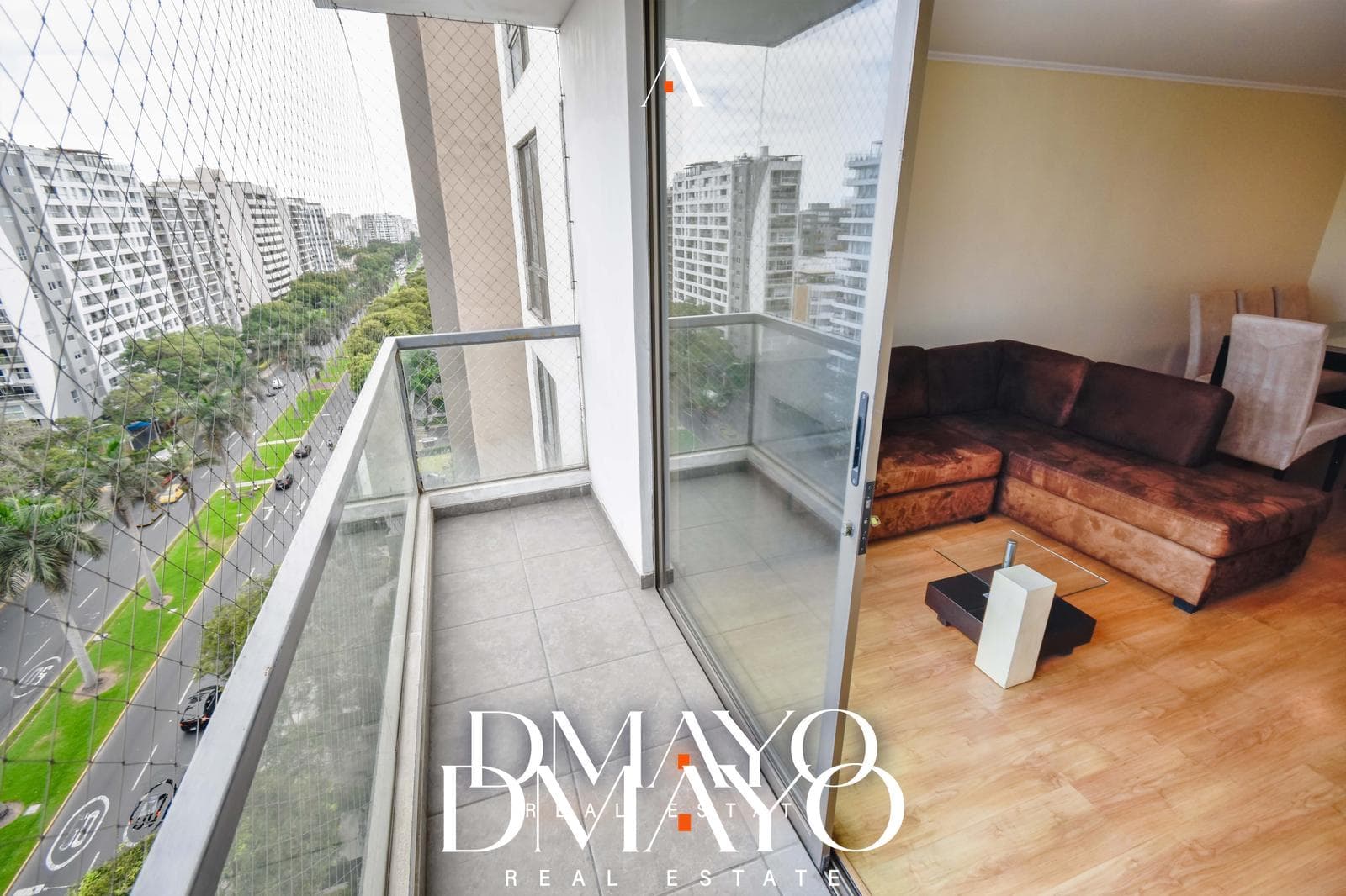 Amplio departamento de 120m2 en venta con 2 dormitorios, sala TV/escritorio y 2 estac. en San Isidro